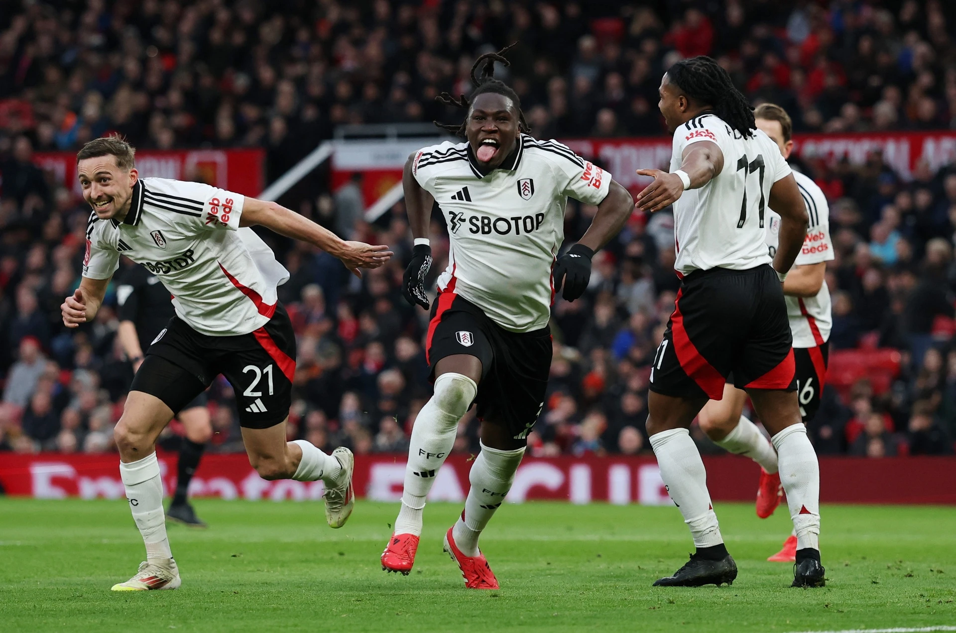 包含荷甲关键时刻再迎强敌，曼联刷新队史纪录，主帅态度——震撼外界，赛季目标并未改变的词条