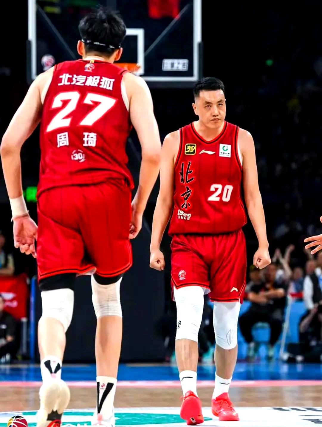 赛后密尔沃基雄鹿回应争议：CBA季后赛节点到来，质疑声仍在，控场能力受关注的简单介绍